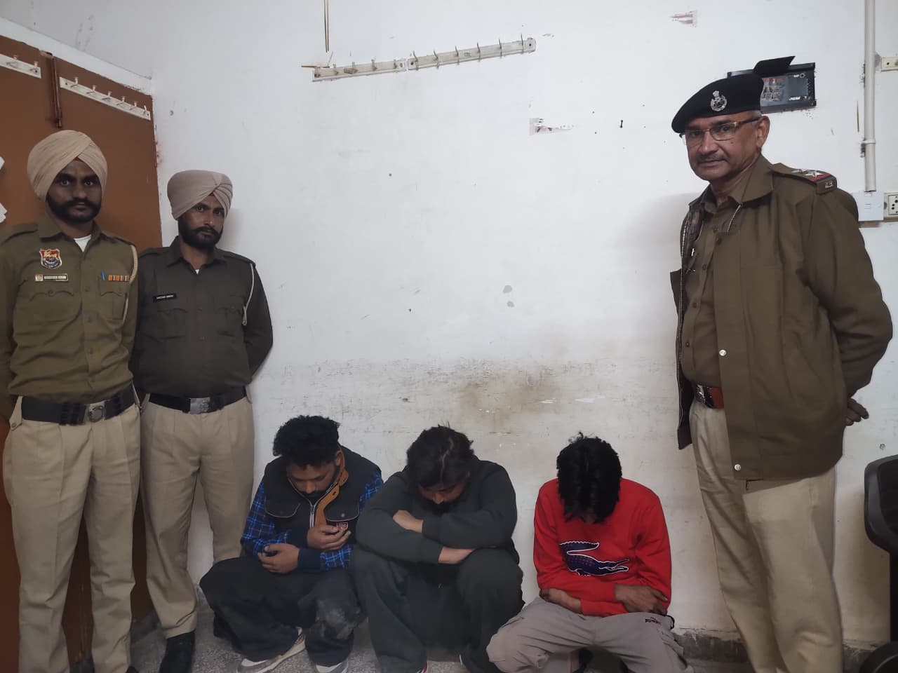 हेरोइन तस्करी मामले में पकड़े गए वांछित आरोपी।