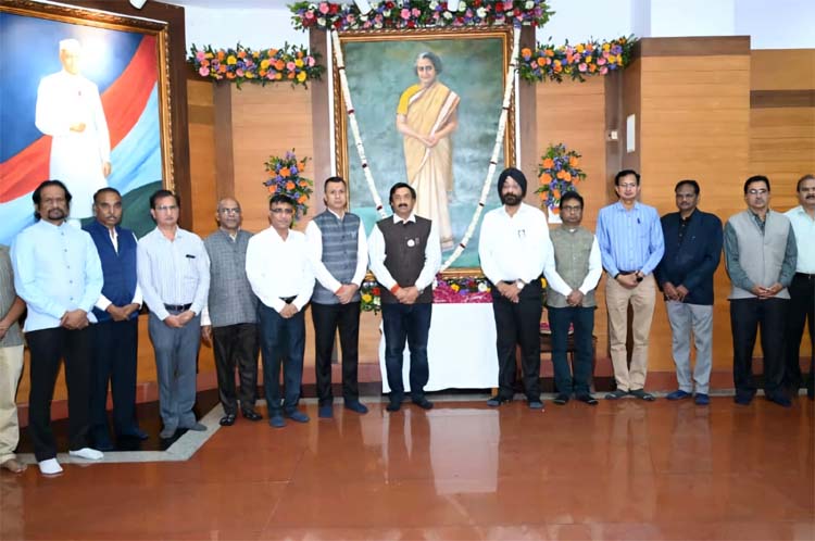 पूर्व प्रधान मंत्री इंदिरा गांधी विधान सभा सचिव दिनेश शर्मा ने पुष्पांजलि अर्पित करते हुए