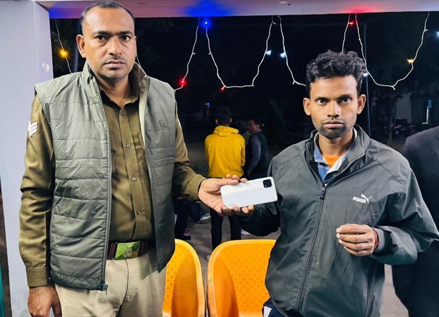 मोबाइल फोन और राशि पीडित विकास कुमार पटेल को सौंपती पुलिस।