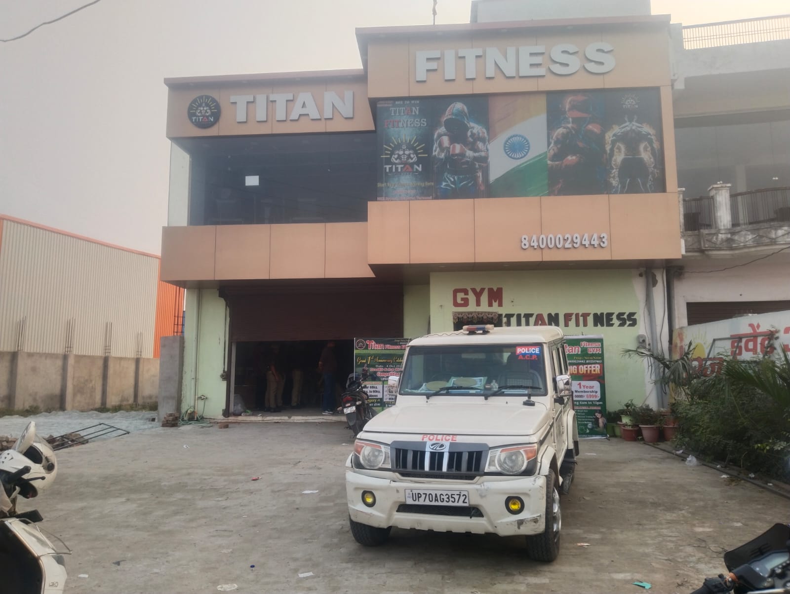 गोदाम के बाहर पुलिस का वाहन