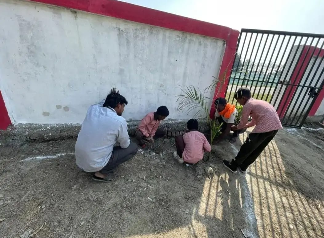 कंपोजिट विद्यालय में फूलों के पौधे लगाते सदस्य