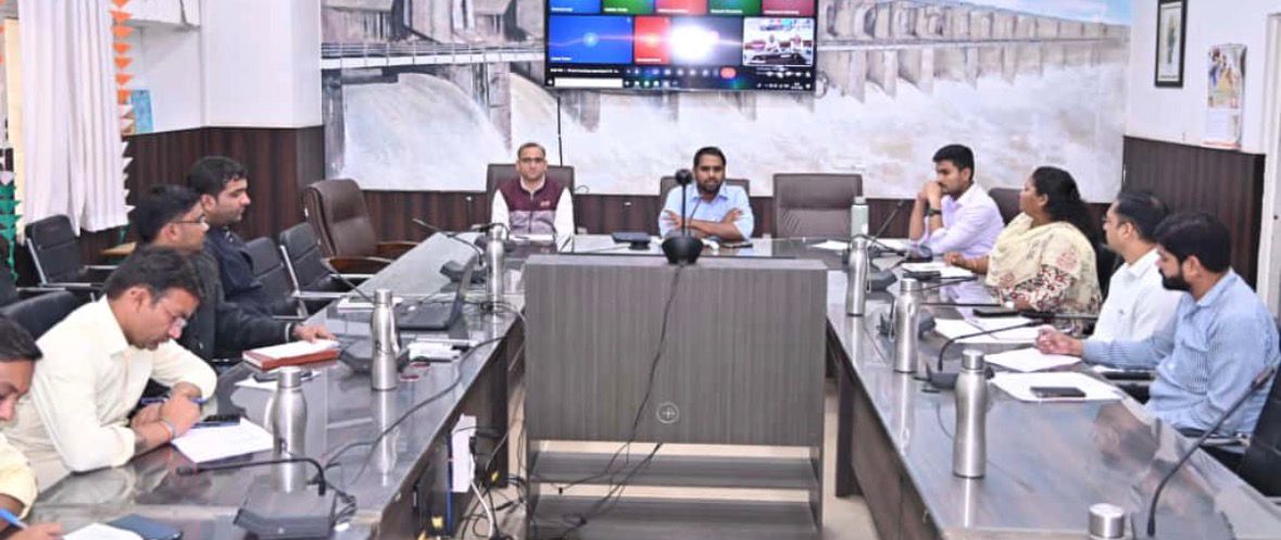 बैठक को संबोधित करते हुए कलेक्टर अबिनाश मिश्रा।