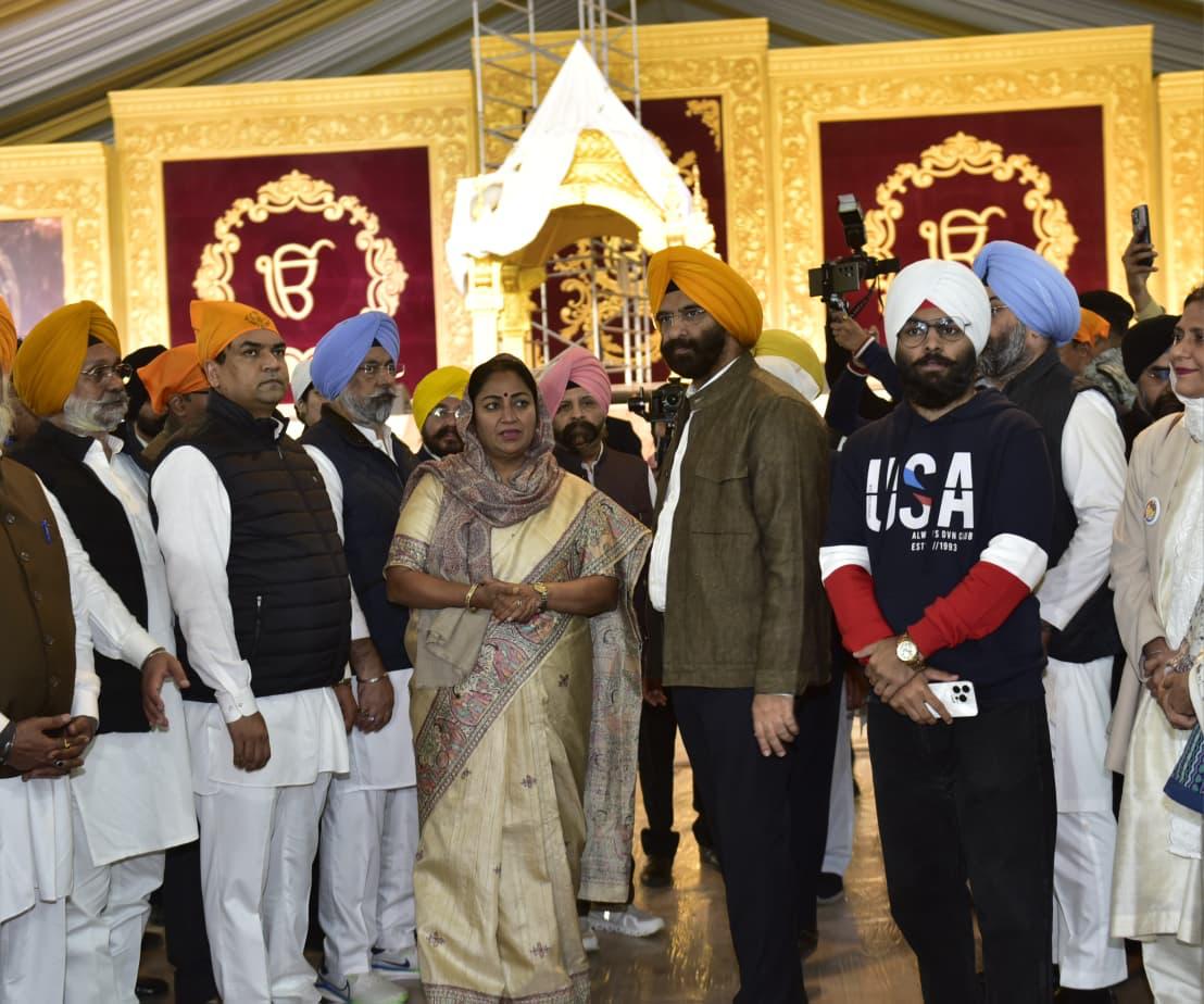 दिल्ली की मुख्यमंत्री रेखा गुप्ता गुरुवार को लाल किला क्षेत्र का दौरा करते हुए