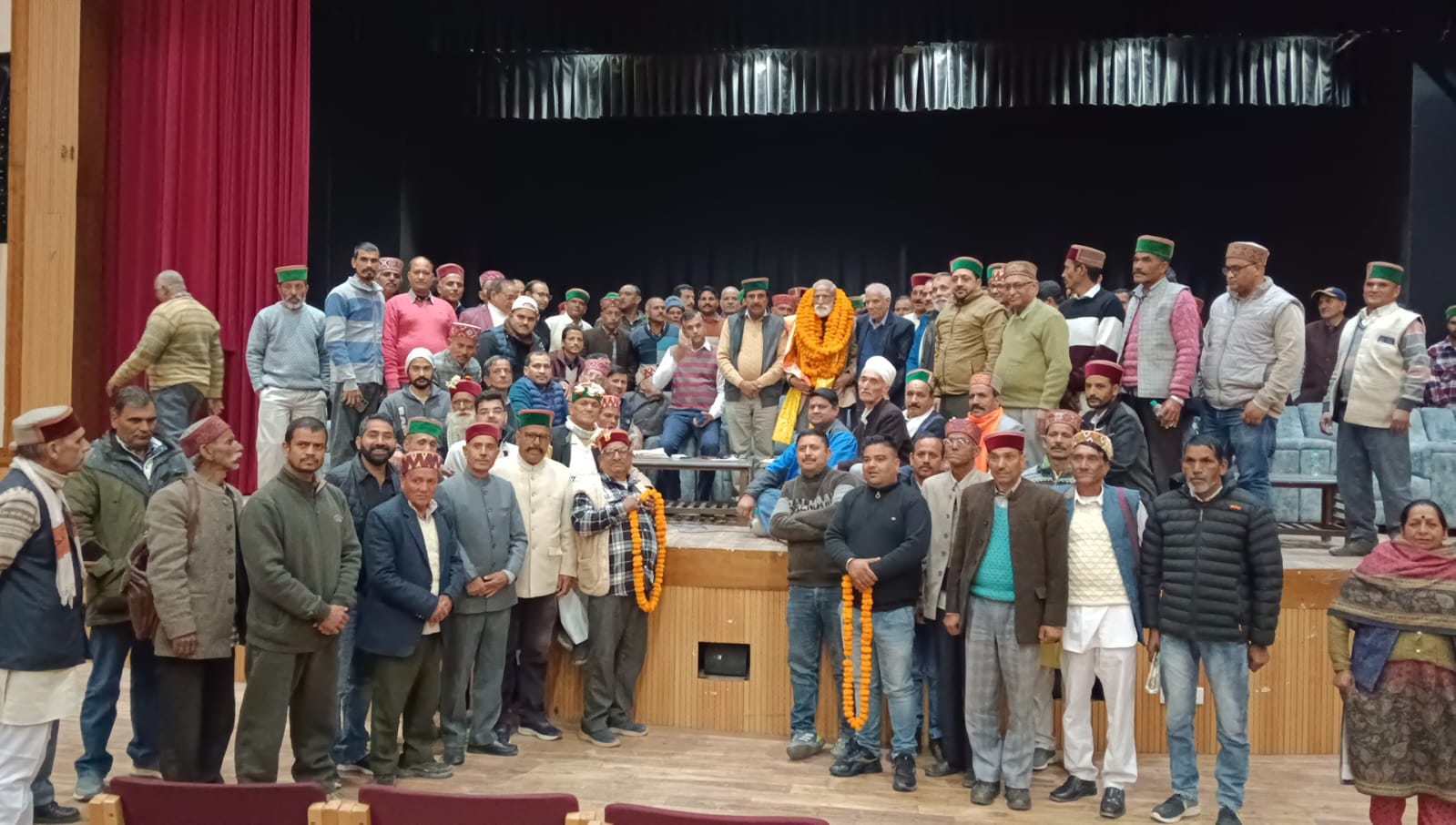 शिवपाल शर्मा ग्याहरवीं बार अध्यक्ष बनने के बाद कारदाराें के साथ।