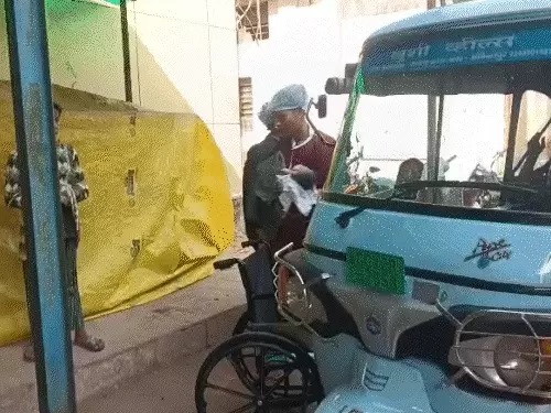 कोरबा में चलती ई-रिक्शा में महिला ने बच्चे को दिया जन्म, परिजन बोले-नहीं पहुंची एम्बुलेंस, मितानिन छोड़कर भागी