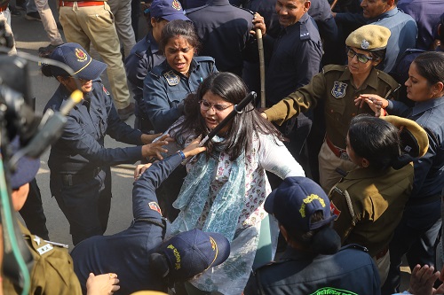 युवा कांग्रेस कार्यकर्ताओं का उग्र प्रदर्शन