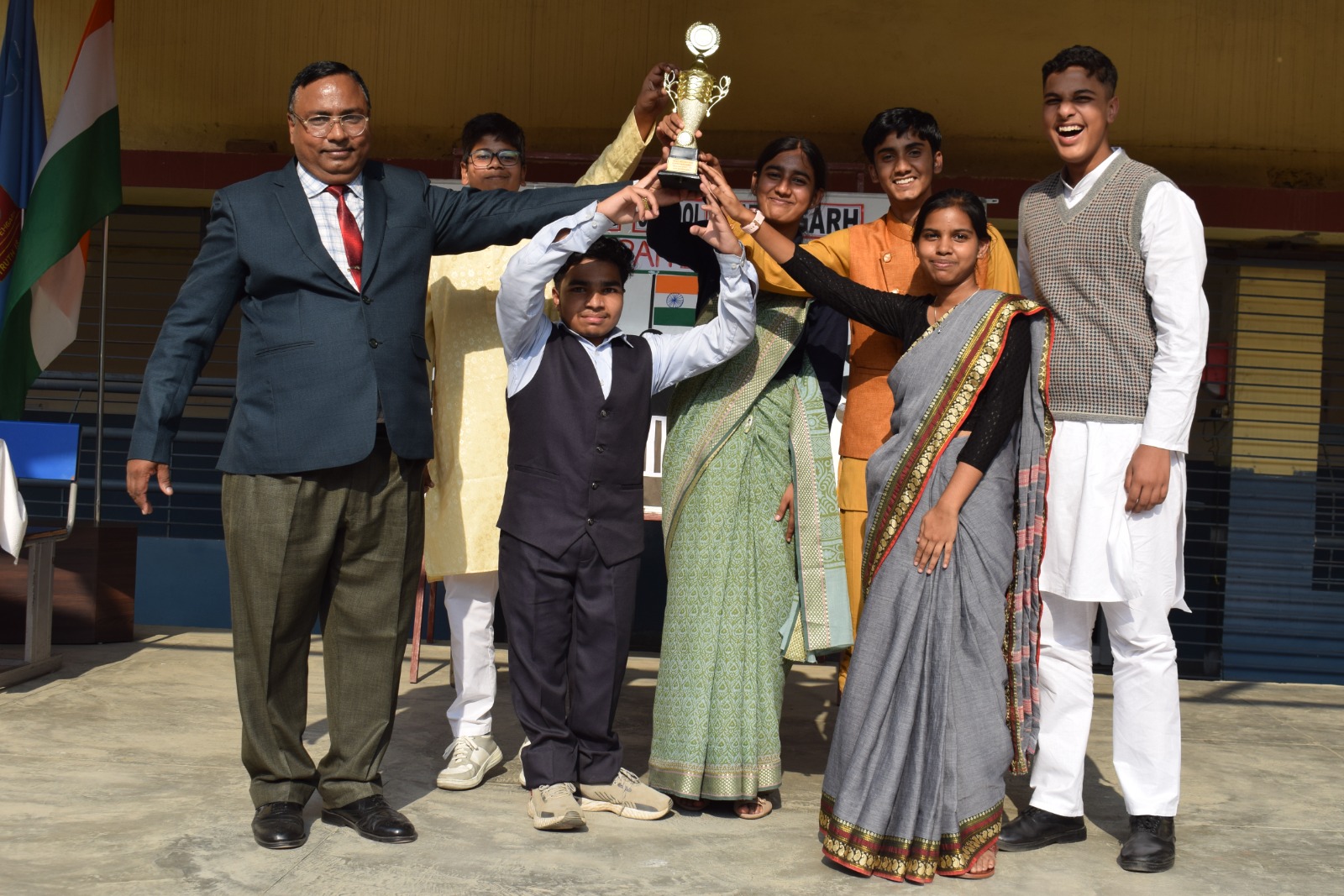 फर्रुखाबाद।युवा संसद में ट्राफी दिखाते बच्चे