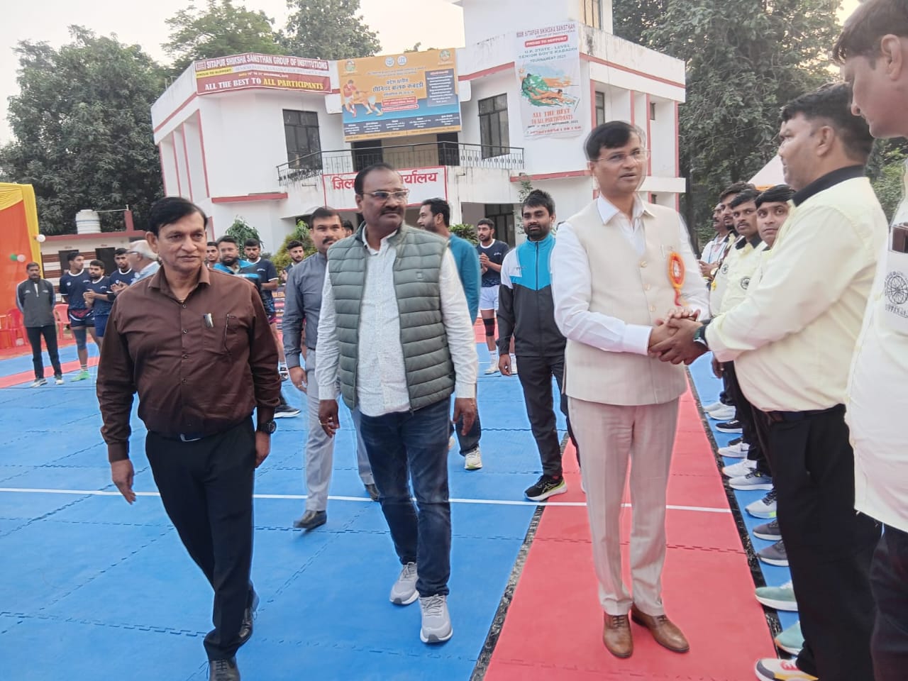 खिलाड़ियों से परिचय प्राप्त करते विधान परिषद सदस्य पवन सिंह