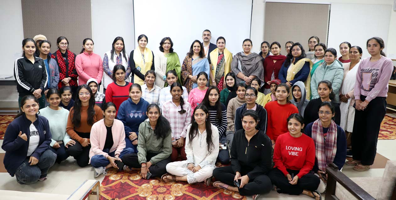 महिला छात्रावास में स्वास्थ्य चेकअप कैंप में डाक्टरों तथा छात्राओं के साथ विश्वविद्यालय की प्रथम महिला डॉ. वंदना बिश्नोई।