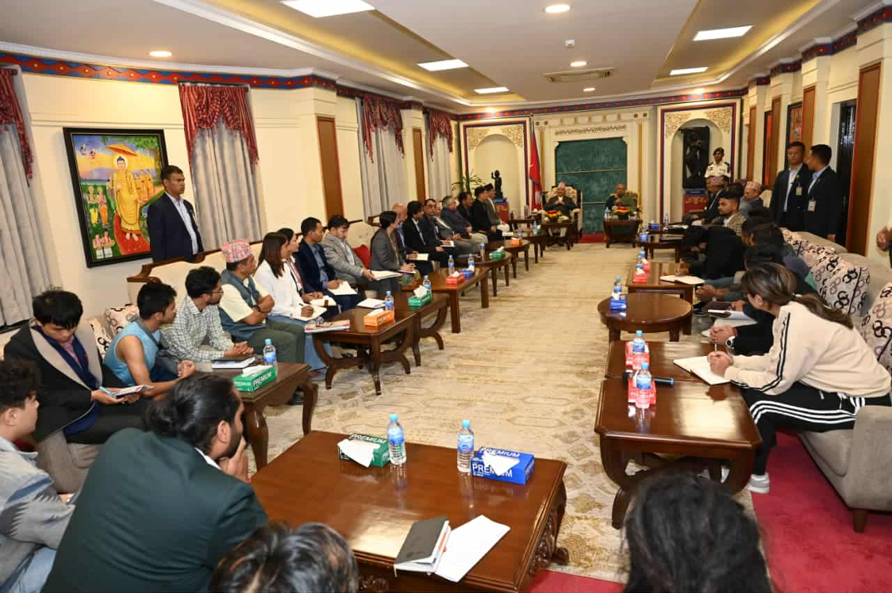 राष्ट्रपति के साथ वार्ता करते जेन जी प्रतिनिधि