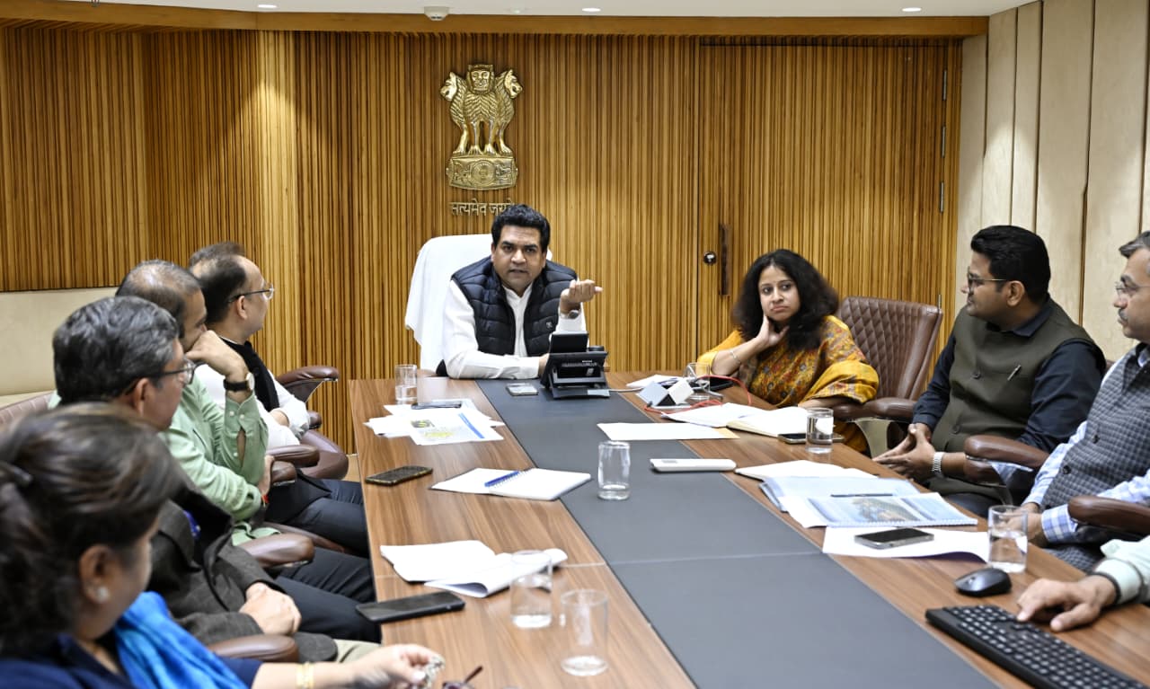 दिल्ली सचिवालय में गुरुवार को  ‘सोनिया विहार ऑनशोर सुविधा परियोजना’ की समीक्षा की  उच्च-स्तरीय बैठक अध्यक्षता करते  दिल्ली के पर्यटन मंत्री कपिल मिश्रा