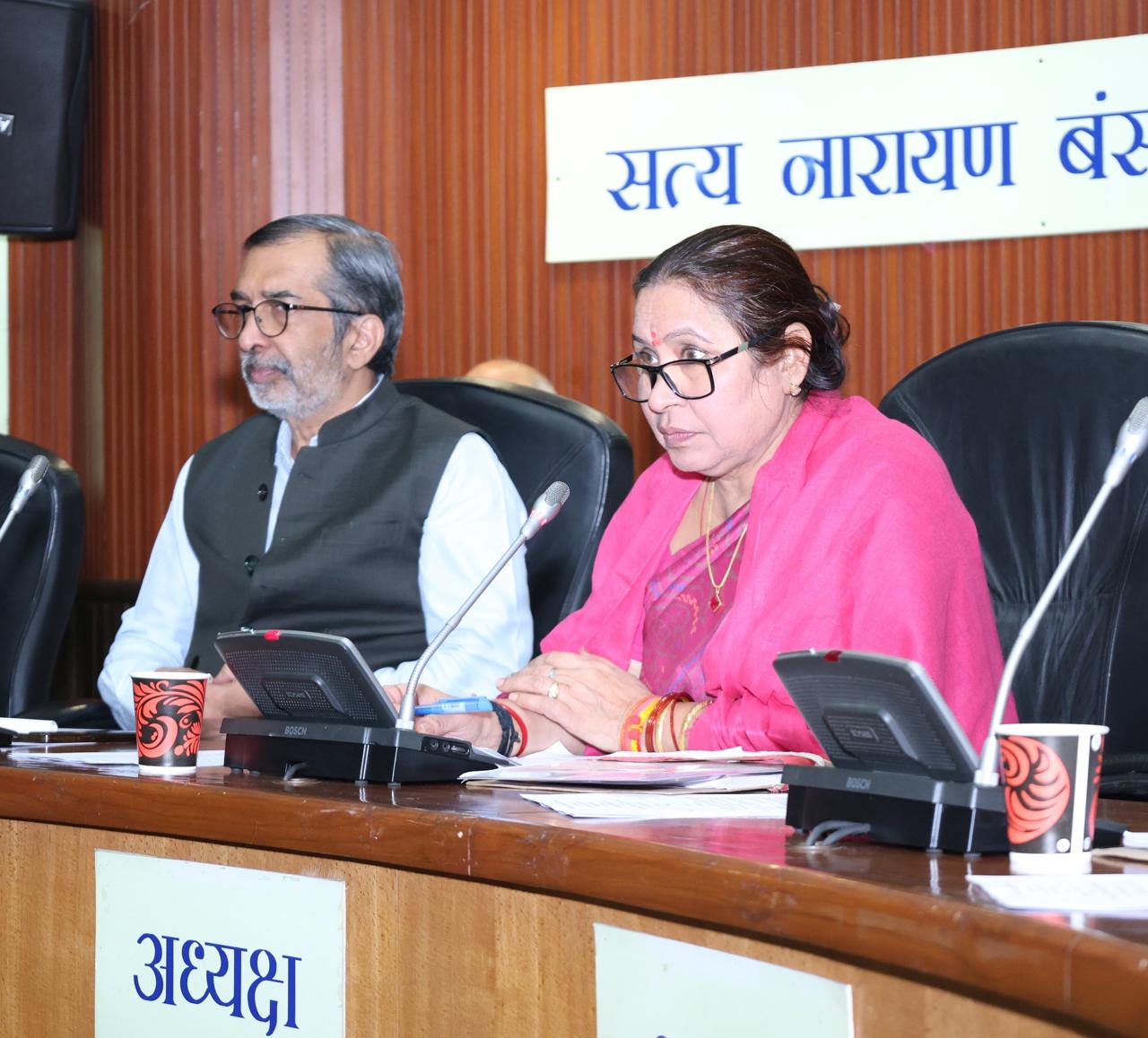 स्थायी समिति अध्यक्ष सत्या शर्मा बैठक में।