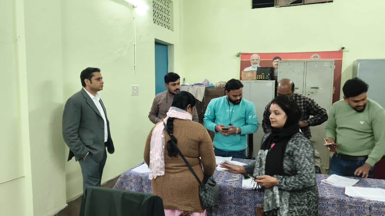 कलेक्टर ने दिए दो बीएलओ और एक सेक्टर सुपरवाइजर का सात दिन का वेतन काटने के दिये निर्देश.