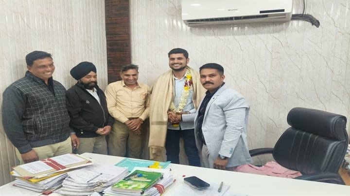 बीएलओ नीरज चौधरी