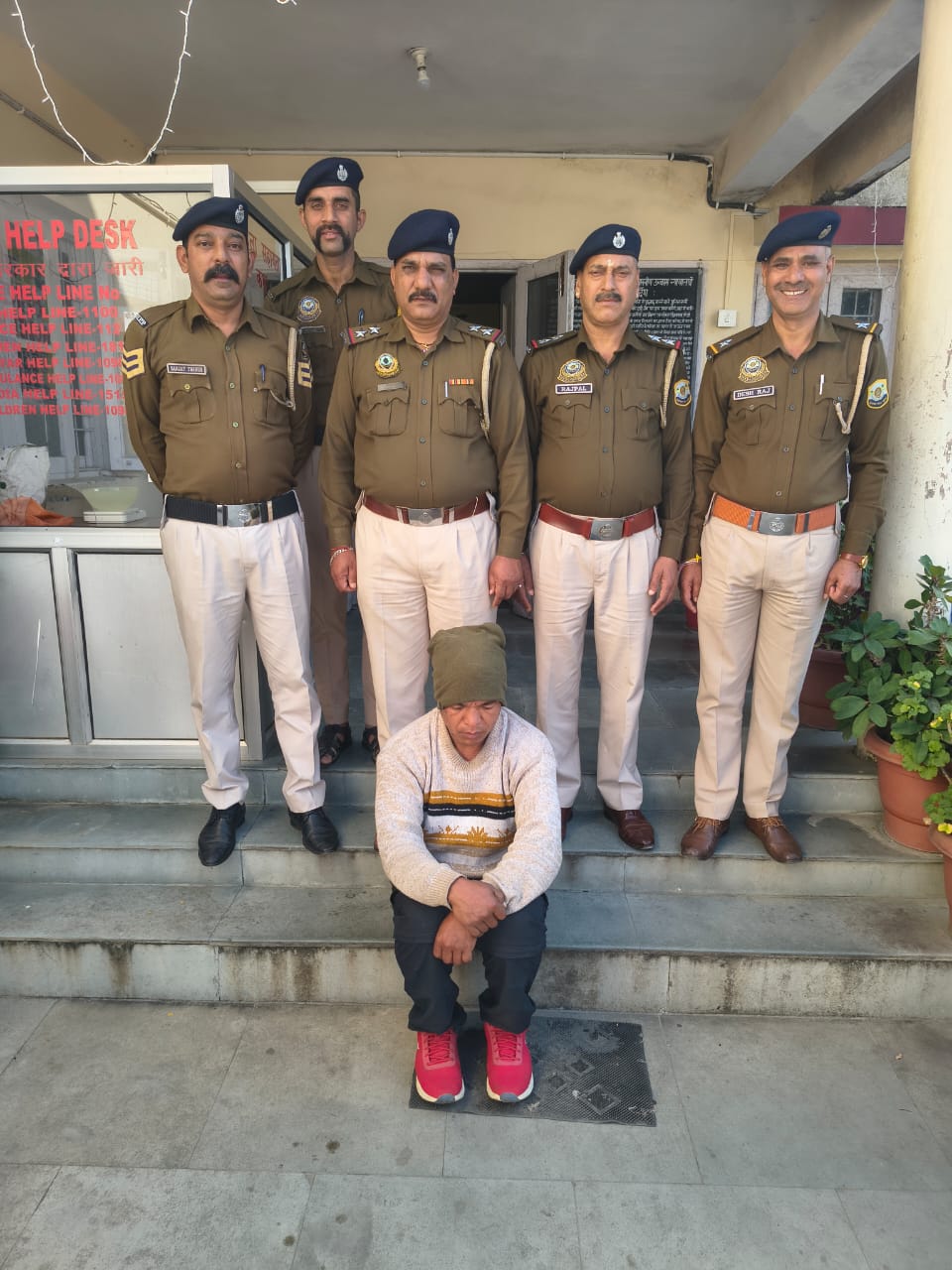 चरस के साथ पकड़ा गया आरोपी।