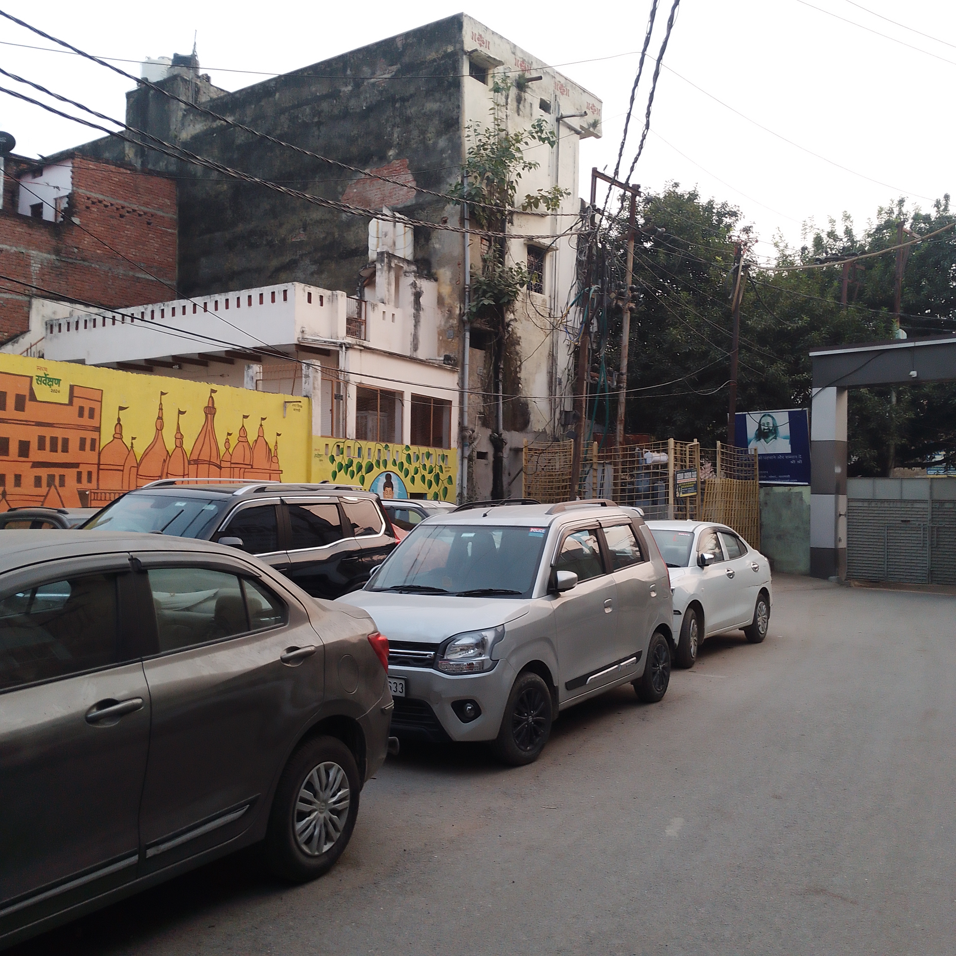 इमलाक कॉलोनी के मुख्य द्वार पर वाहनों की कतार