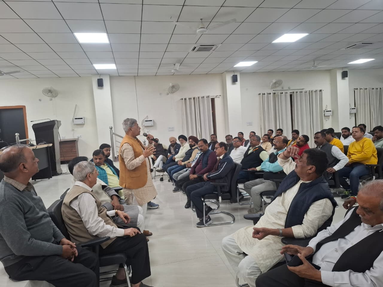 व्यापारियों की बैठक