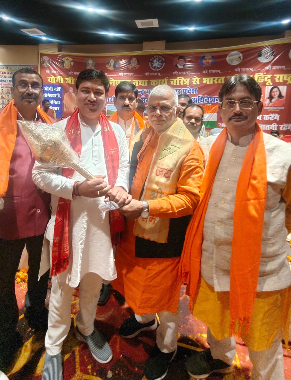 सम्मानित होते दीपक शुक्ला