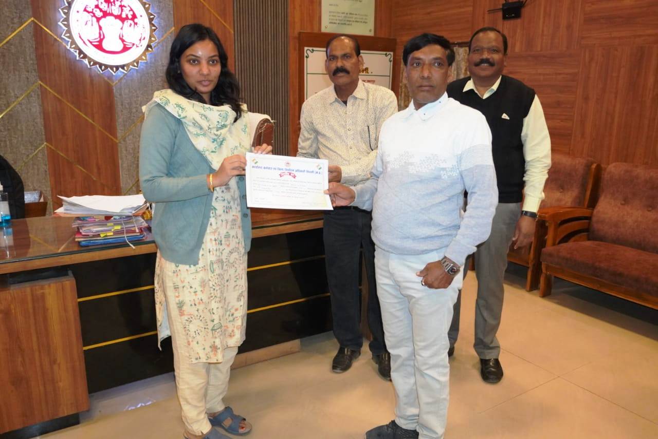 Seoni: Two BLOs honored for their excellent work in the special revision of voter list.