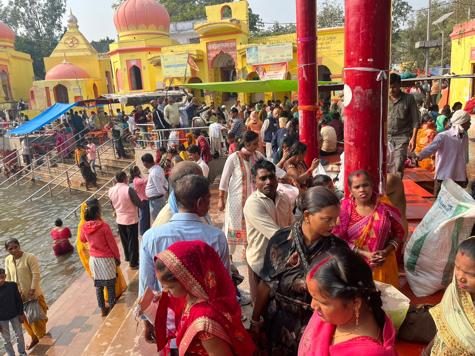 नैमिषारण्य चक्रतीर्थ पर डुबकी लगाते श्रद्धालु नैमिषारण्य चक्रतीर्थ पर डुबकी लगाते श्रद्धालु