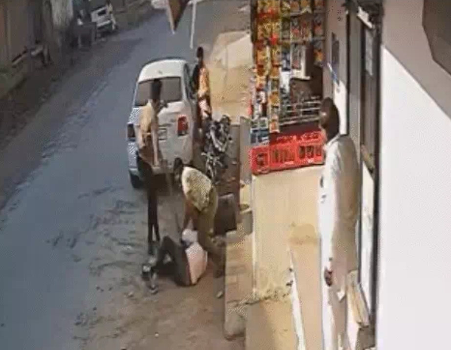 सीसीटीवी मैं कैद हुआ मारपीट