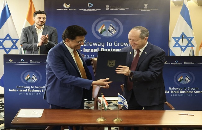 एफटीए पर वार्ता के लिए टर्म्स ऑफ रेफरेंस पर हस्‍ताक्षर करते पीयूष गोयल और नीर बरकत