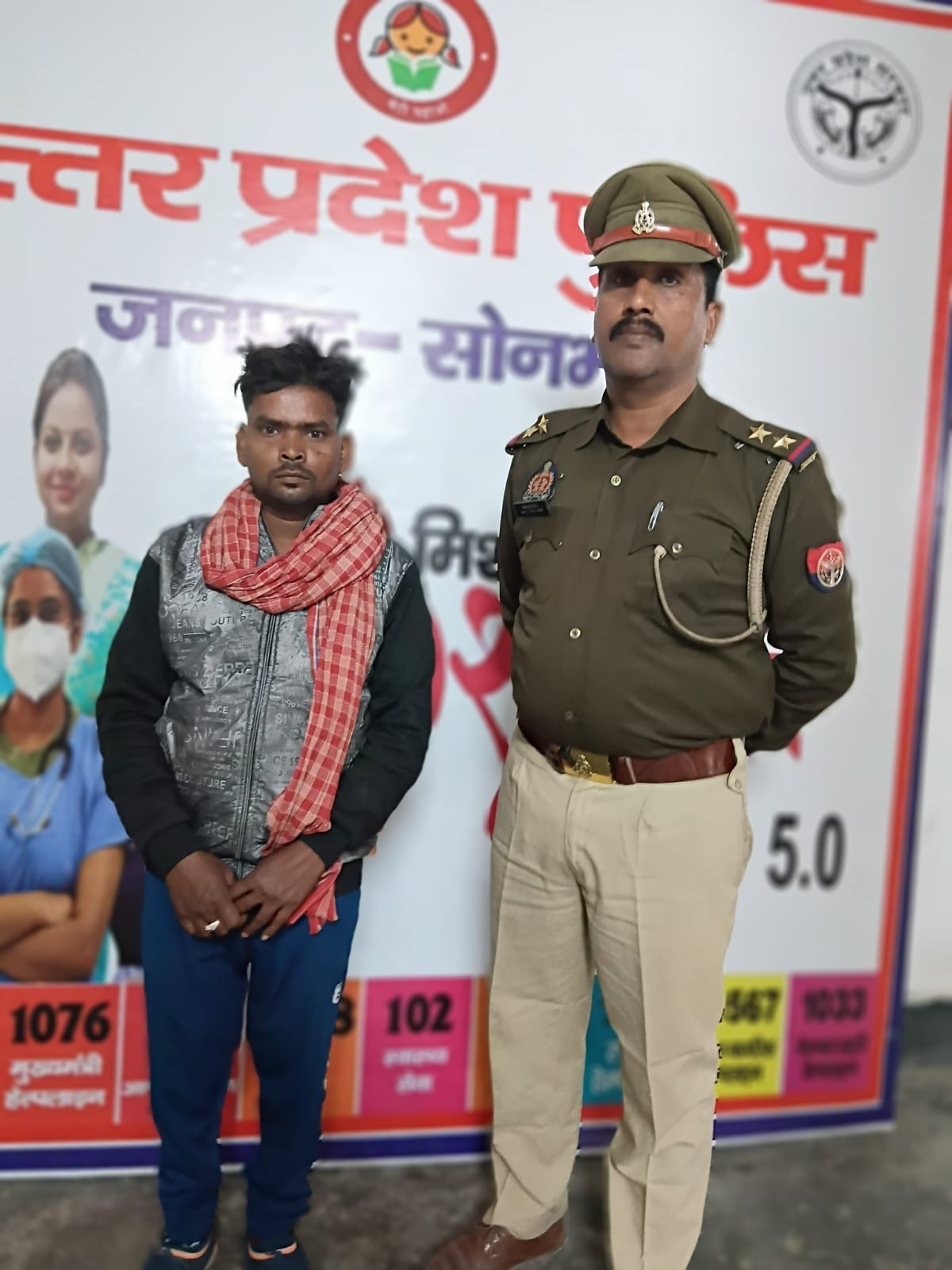 आत्महत्या करने जा रहा युवक पुलिस के साथ आत्महत्या करने जा रहा युवक पुलिस के साथ