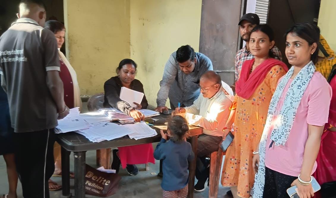 कोरबा : वार्ड-1 रामसागर पारा में मतदाता सूची पुनरीक्षण: पार्षद युगल केवट और BLO रहीजा रविंद्र ने कराया SIR फार्म भरवाया