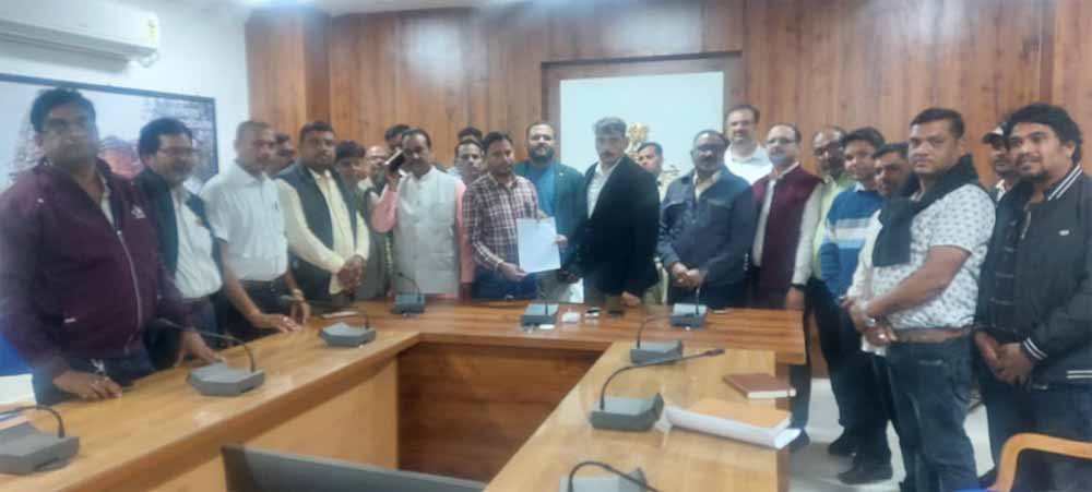 संघ के पदाधिकारी कलेक्टर वर्मा काे हड़ताल स्थगन का पत्र सौंपते