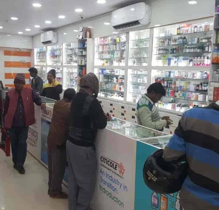 मेडिकल स्टोर पर जांच पड़ताल करते हुए ड्रग इंस्पेक्टर