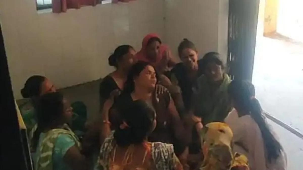 गमगीन परिजन