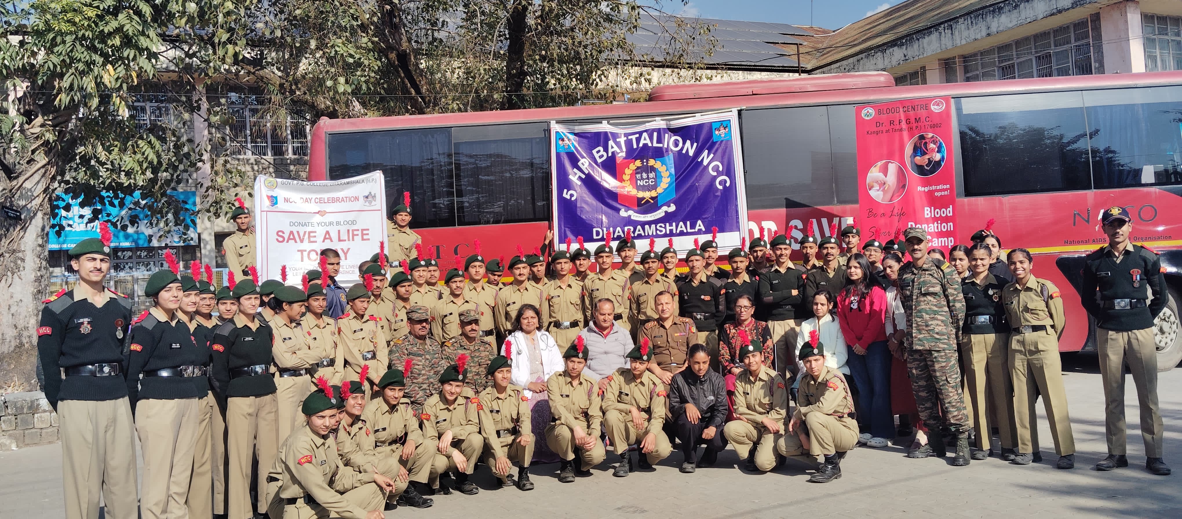 एनसीसी डे पर आयोजित कार्यक्रम के दौरान मौजूद कैडेट्स।