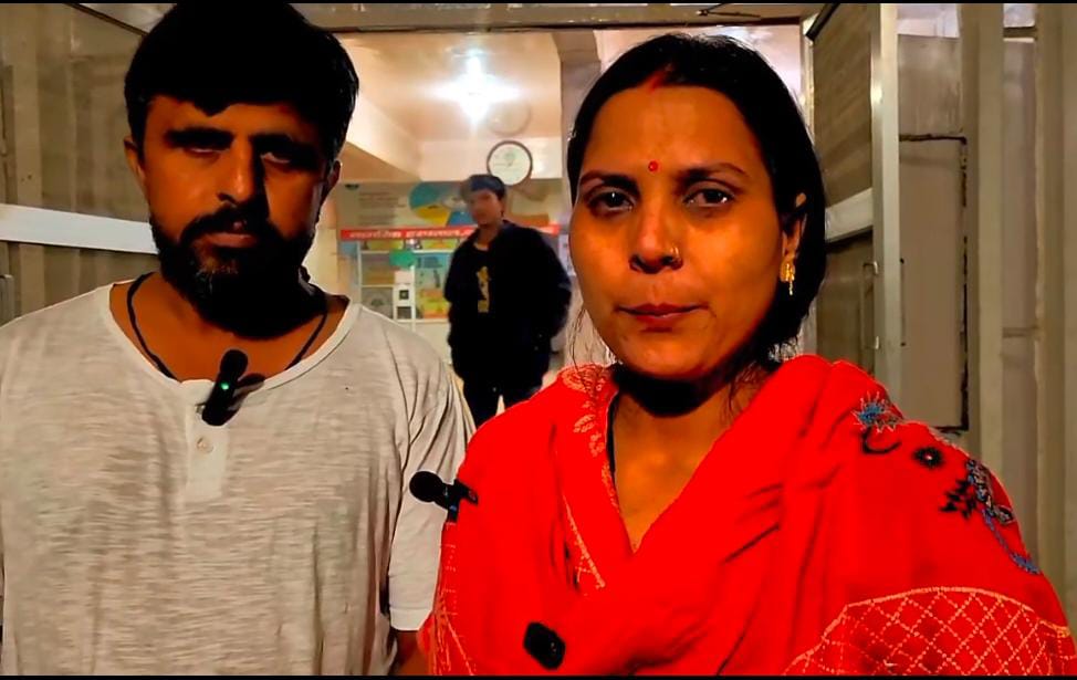 जानकारी देते हुए घायल बच्ची के परिजन।