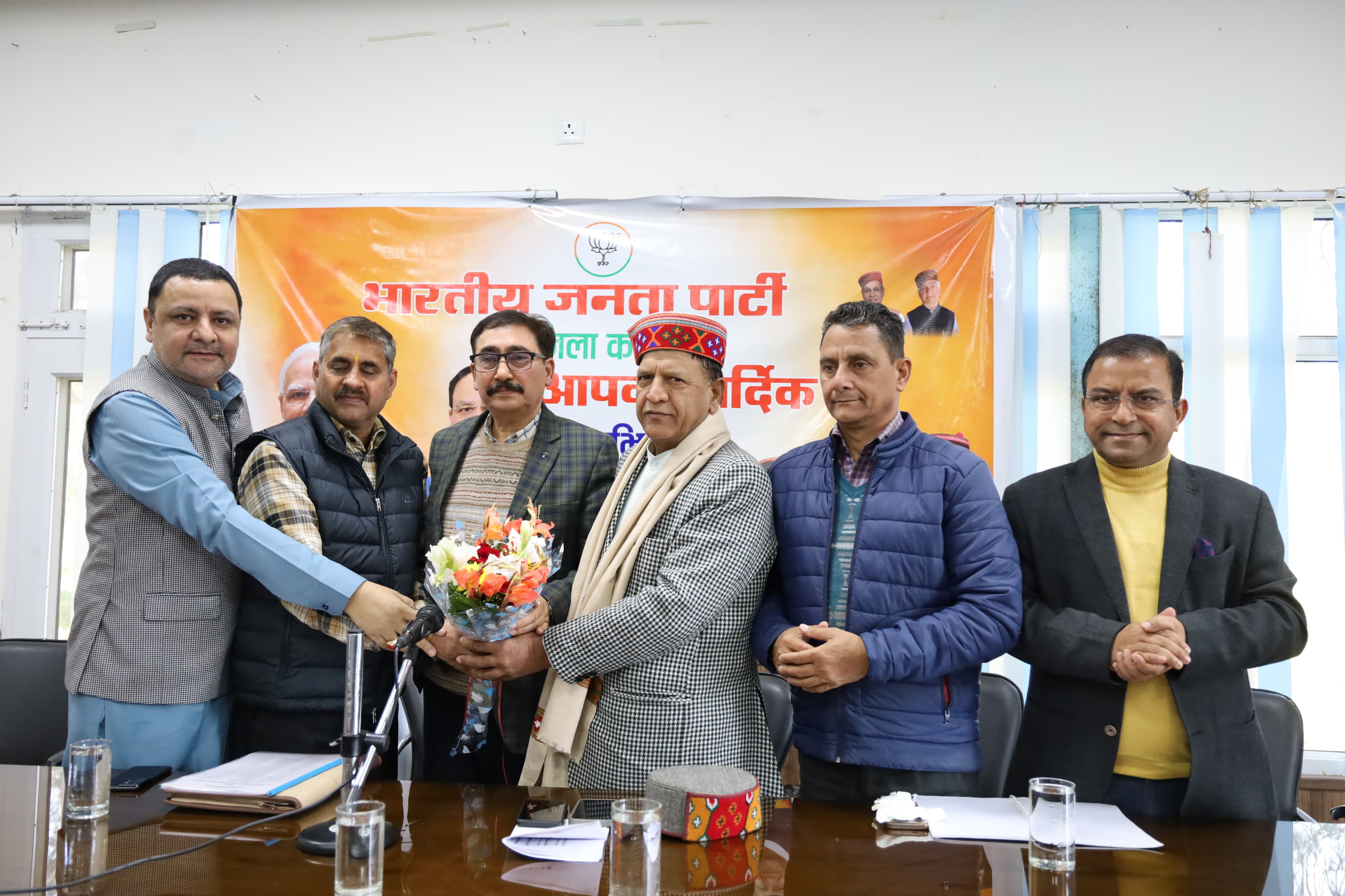 बैठक के दौरान भाजपा अध्यक्ष का स्वागत करते हुए पार्टी नेता।