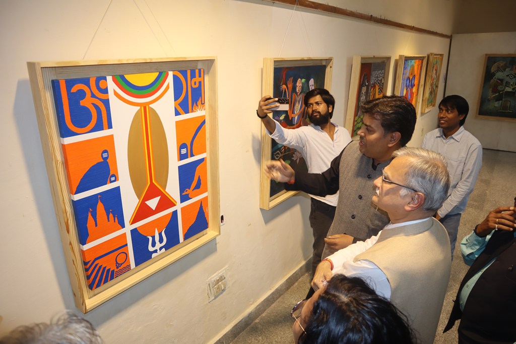 सामूहिक चित्रकला प्रदर्शनी में कुलपति प्रो. अजित चतुर्वेदी