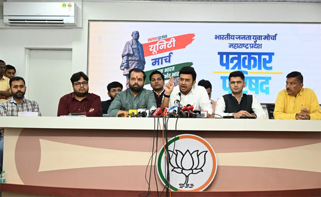 फोटो: मुंबई में पत्रकार वार्ता को संबोधित करते हुए सांसद तेजस्वी सूर्या