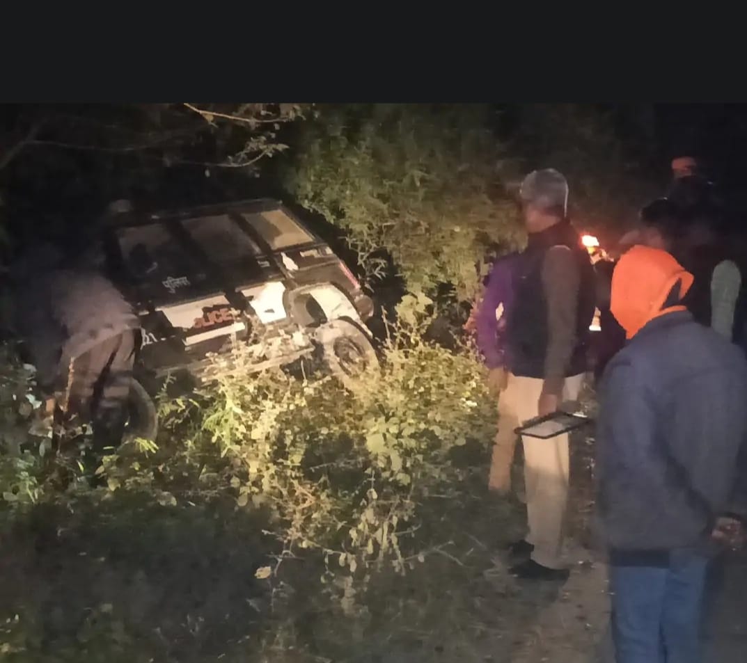 दुर्घटना ग्रस्त डायल 112 वाहन दुर्घटना ग्रस्त डायल 112 वाहन