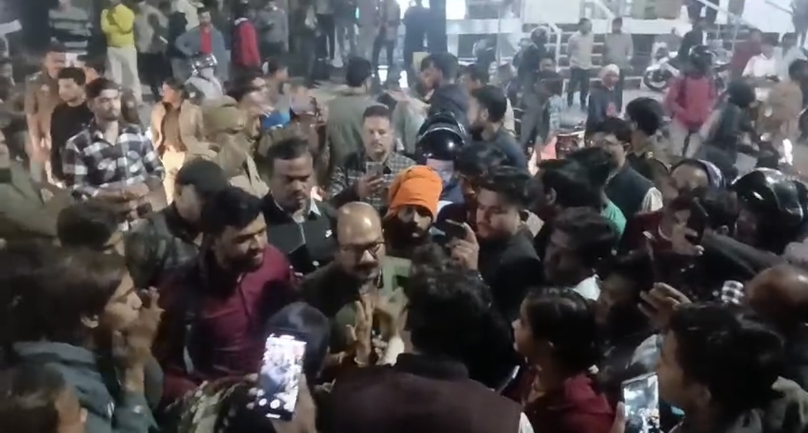 मिनी बाईपास पर तनाव के बीच भारी पुलिस बल तैनात, पुलिसकर्मी स्थिति को नियंत्रण में रखने का प्रयास करते हुए।