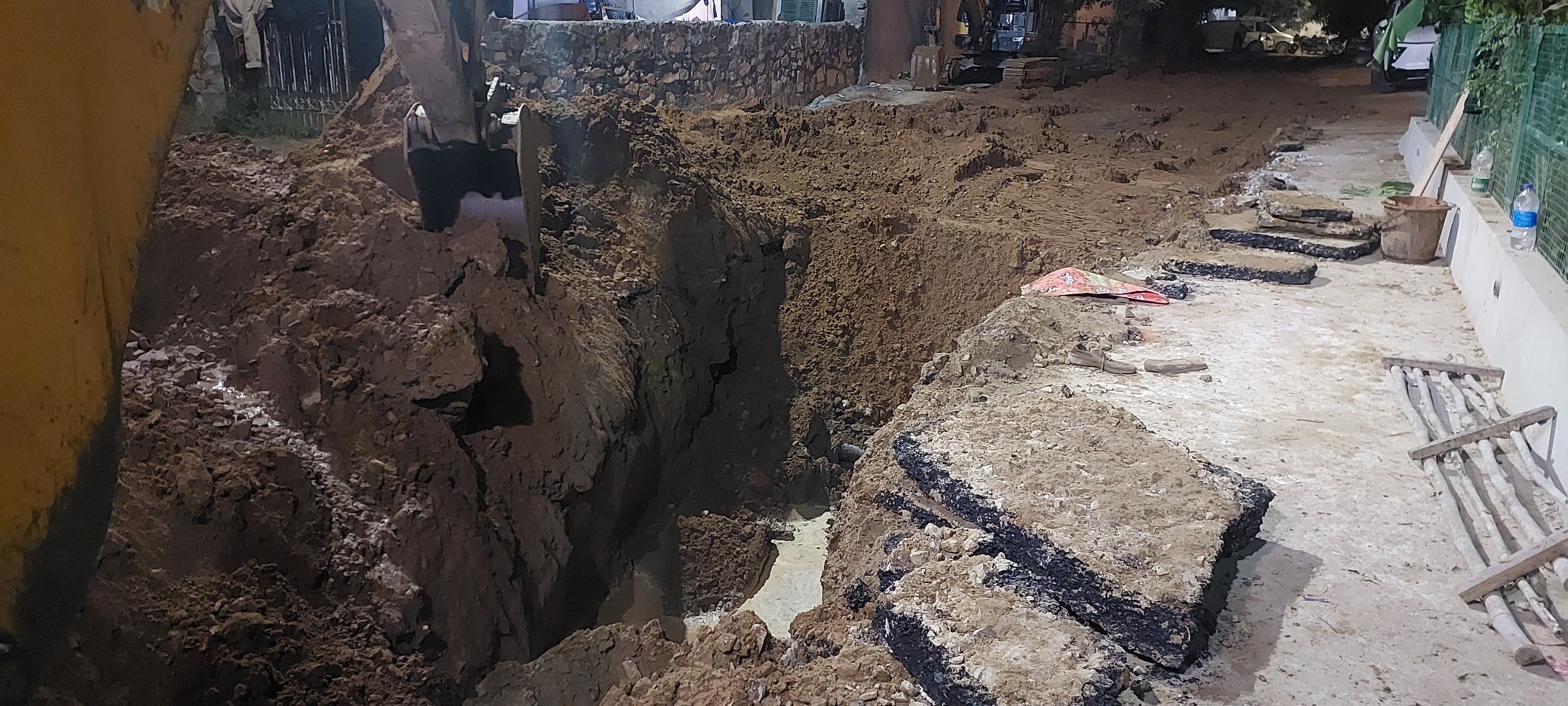 सीवर लाइन में काम करते वक्त दो मजदूर दबे