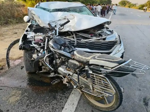 हादसे में बाइक के परखच्चे उड़ गए। कार का आगे का हिस्सा भी क्षतिग्रस्त हो गया।