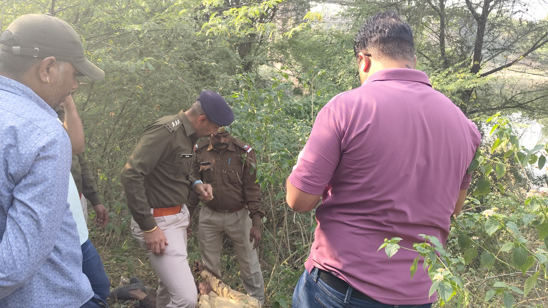 चित्तौड़गढ़ के कोतवाली थाना क्षेत्र में शव मिलने के बाद जांच करते पुलिस।