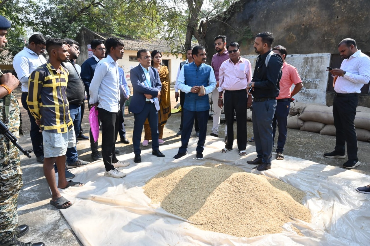 खरीफ विपणन वर्ष 2025-26 : प्रभारी सचिव एस. प्रकाश ने जांजगीर-चांपा जिले के धान उपार्जन केंद्रों का किया निरीक्षण