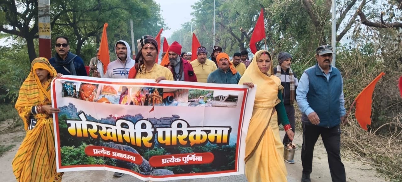 परिक्रमा करते भक्त परिक्रमा करते भक्त