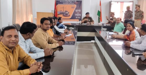 फर्रुखाबाद में एएसपी के साथ बैठक करते व्यापार मंडल के पदाशिकारी फर्रुखाबाद में एएसपी के साथ बैठक करते व्यापार मंडल के पदाशिकारी