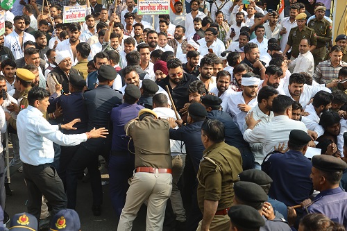 युवा कांग्रेस कार्यकर्ताओं का उग्र प्रदर्शन