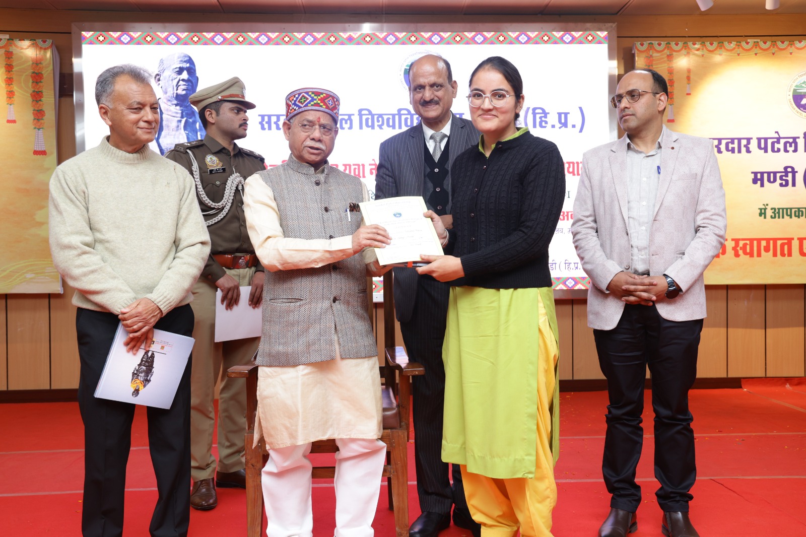 सरदार पटेल विश्वविद्यालय में मेधावी छात्रा को पुरस्कृत करते हुए राज्यपाल।