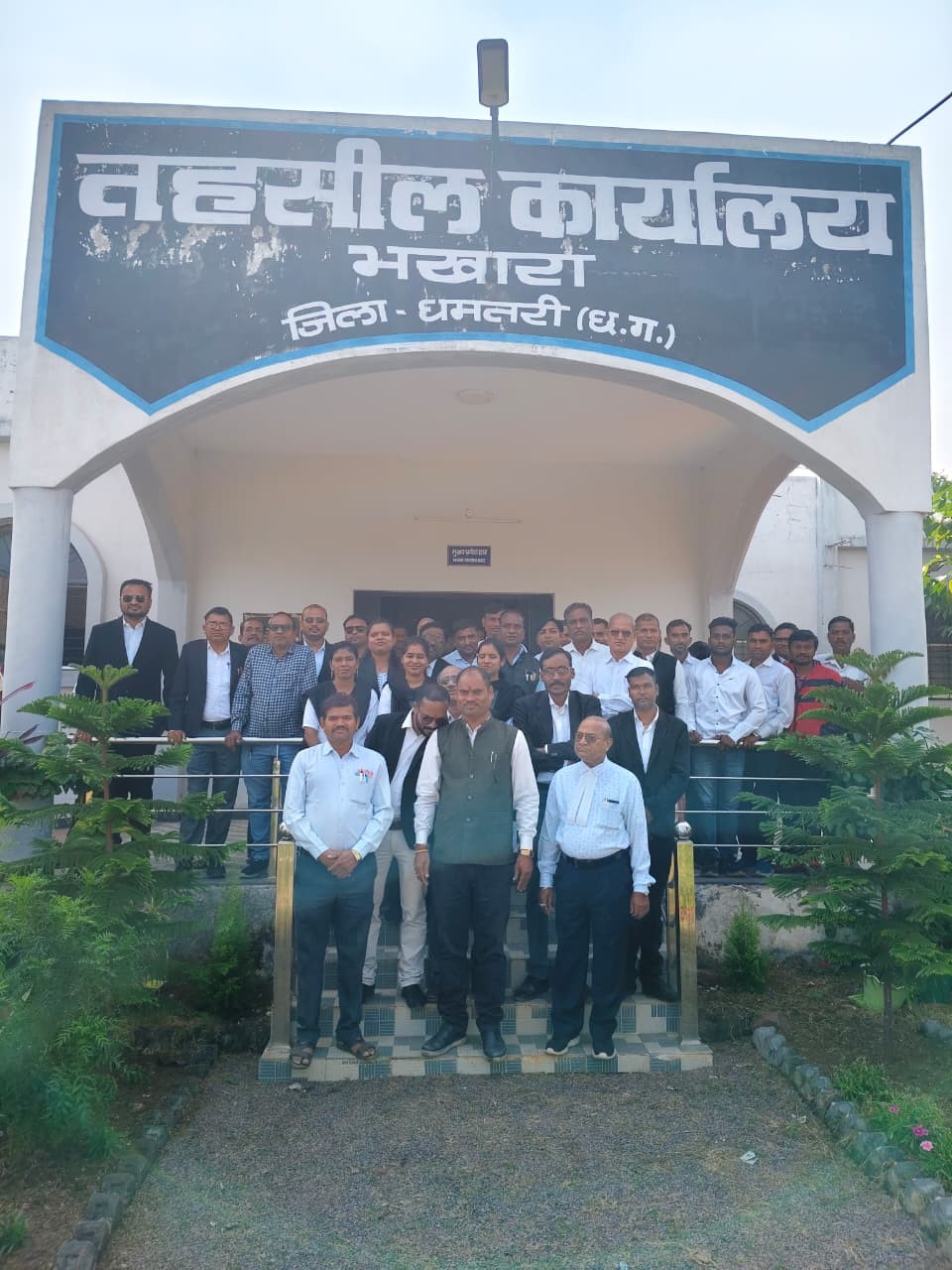 समूह में खड़े हुए अधिवक्ता।