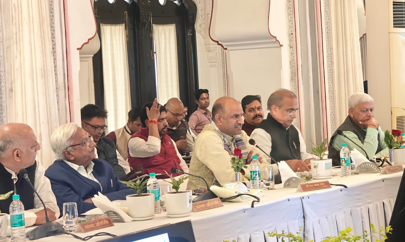 चित्तौड़गढ़ सांसद सीपी जोशी की अध्यक्षता में रेलवे के विकास को लेकर बैठक हुई। चित्तौड़गढ़ सांसद सीपी जोशी की अध्यक्षता में रेलवे के विकास को लेकर बैठक हुई।