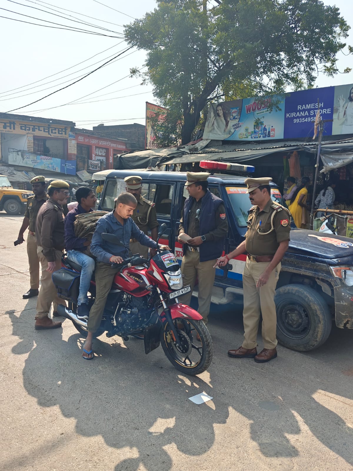 बुंदेलों को जागरूक करते टीआई सुनील कुमार