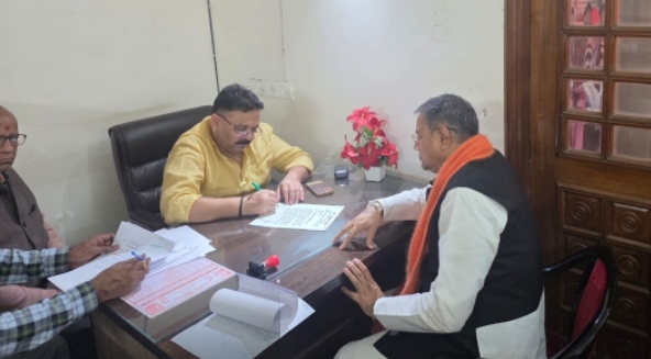 ज्ञापन सौंपते सुधीर सिंह